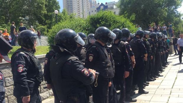 У РФ почалися затримання на мітингах. Фото: newsvl.ru.