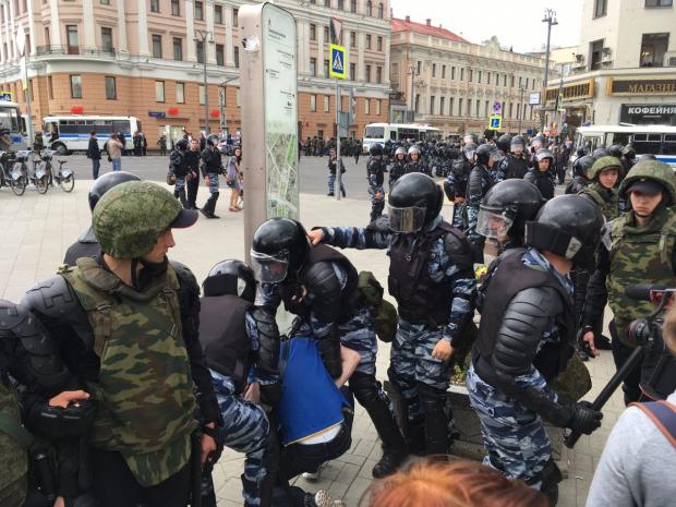 ОМОН у Москві жорстко поводиться з протестувальниками. Фото:https://zona.media