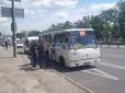 У Києві під час руху вибухнула маршрутка з пасажирами, є постраждалі (фото)