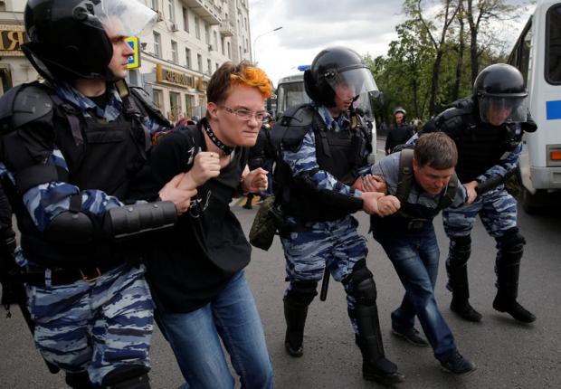Затримання демонстрантів у Москві. Фото:https://www.nytimes.com