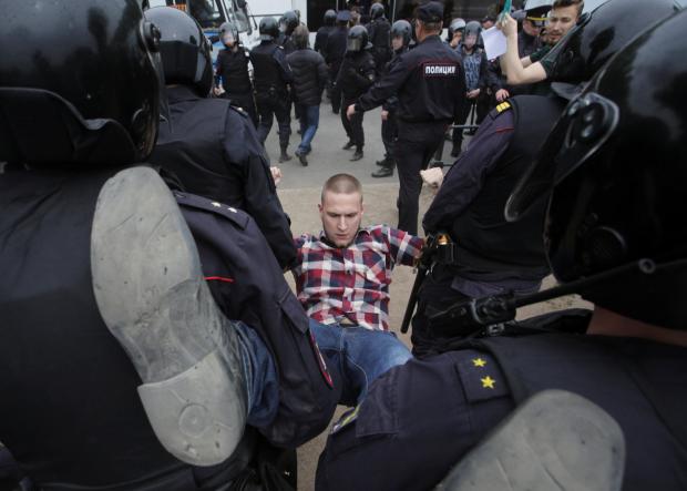 Затримання під час масових  протестів в Москві. Фото: Еспресо.TV.