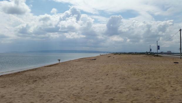 Порожній пляж у Криму. Ілюстрація:Цензор.НЕТ