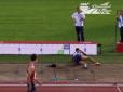 Кумедний конфуз: Спортсменка у стрибку загубила перуку (відео)
