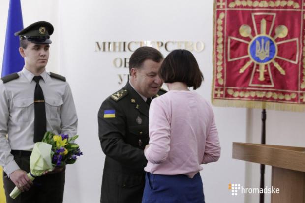 Міністр оборони Степан Полторак вручає подяку журналістці Насті Станко