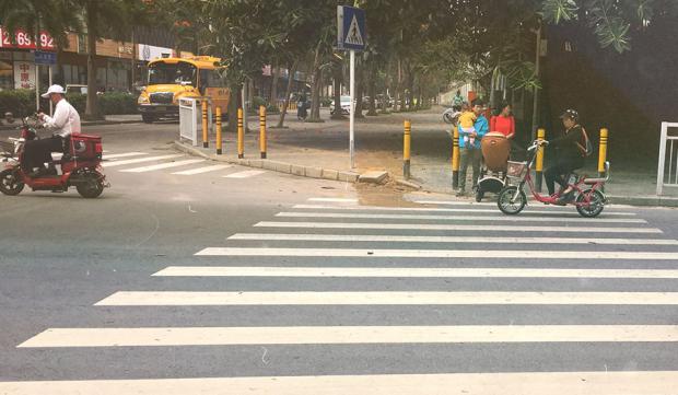 фото: Тетяна Лазарчук  Родина намагається перейти дорогу 
