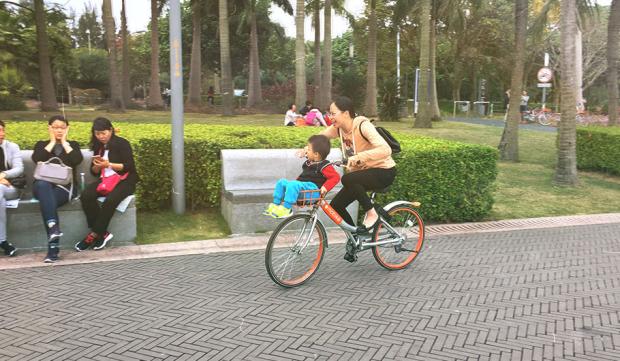 фото: Тетяна Лазарчук  Так у Китаї перевозять дітей велосипедами 