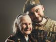 Два ветерани: Мережа у захваті від фото бійця АТО та його бабусі