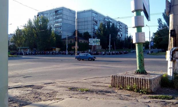 Черга на автобус в Україну у окупованому Луганську