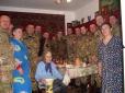 Не згине Україна, доки має таких людей: 86-річна бабуся запропонувала обід воякам, що чекали шість годин на трасі, поки відремонтують автобус (фотофакт)