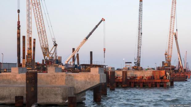 Будівництво Керченського моста. Ілюстрація:Крим Реалії