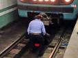 Правила виживання: Як поводитись, якщо впали на рейки в метро