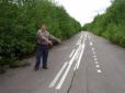 На Росії шляховики нанесли розмітку, що вихляє на різні боки (відео)