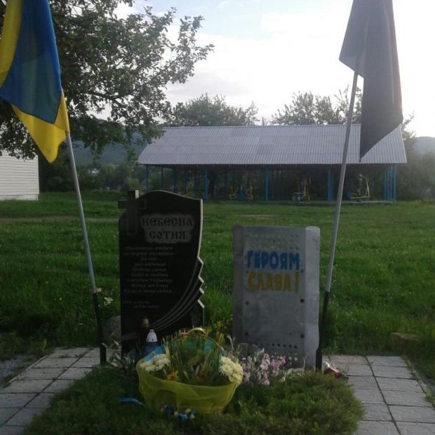 Пам'ятник Небесній сотні в маленькому селі Уторопи. Чим ближче до Західної України, тим їх більше 