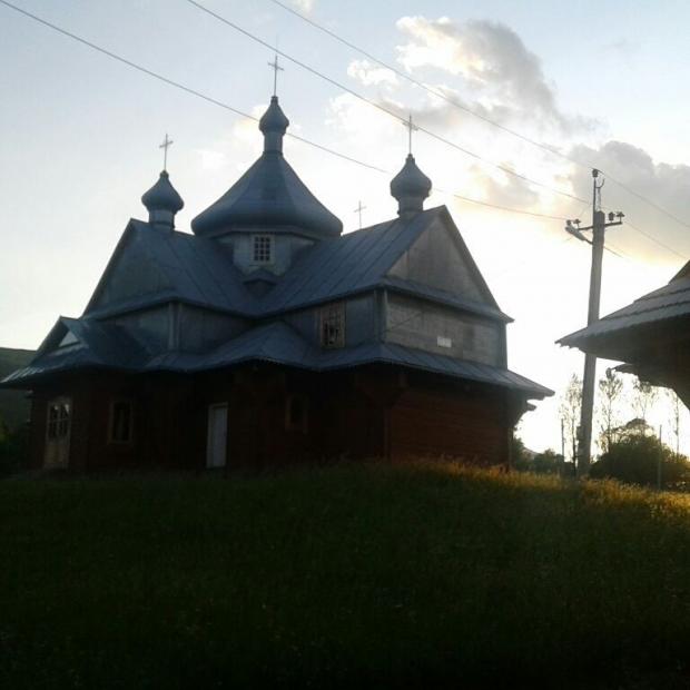 Дерев'яна церква в селі Буковець 