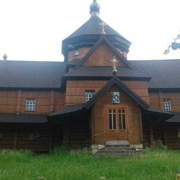 Cело Криворівня, де Параджанов знімав "Тіні забутих предків". Місцева Церква Різдва Пресвятої Богородиці разом з дзвінницею є пам'ятками архітектури початку 18 ст. 