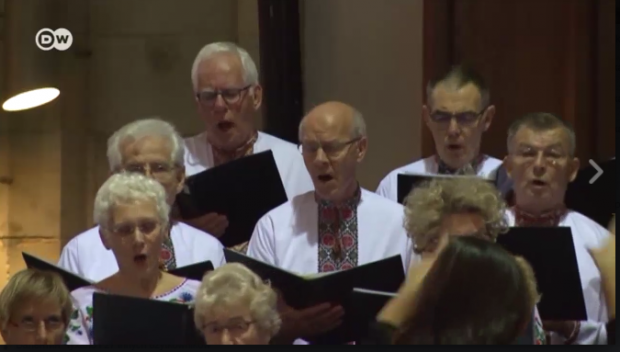 Нідерландці співають українські пісні. Фото: скріншот з відео.