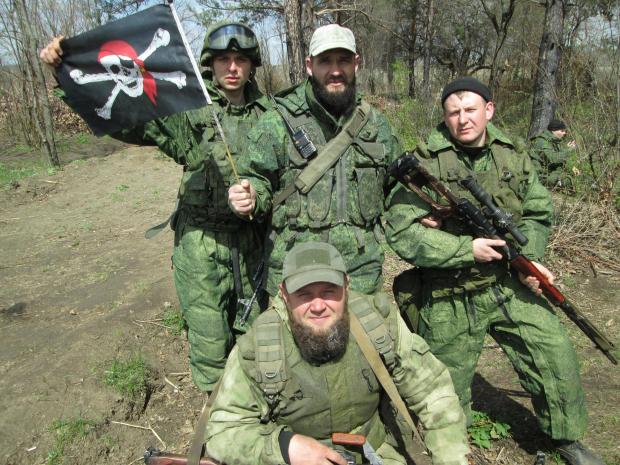Віктор Агеєв (крайній справа) та його спільник приїхали в Україну "убивать укропов". Фото:Facebook