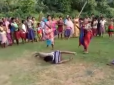 Били палицями і переламали ноги: В Індії жінки влаштували педофілу суд Лінча (відео)