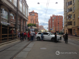 Автохам у Києві, нахабно припаркувавшись біля колії трамвая, після прибуття поліції почав телефонувати мамі (фото)