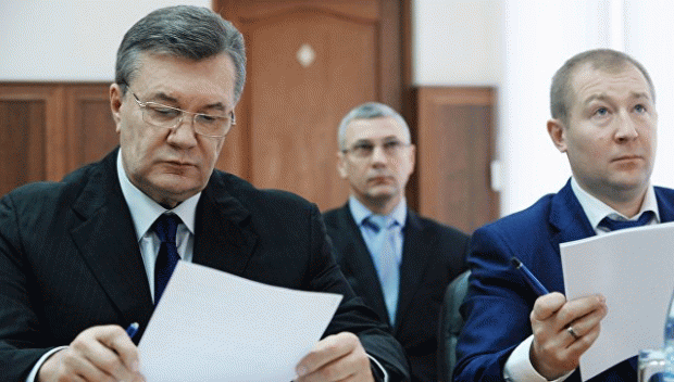 В.Янукович і його адвокат В. Сердюк. Фото: Україна молода.
