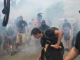 Через багатоповерхівку: В Одесі сталася масова бійка, в хід пустили димові шашки (фото, відео)