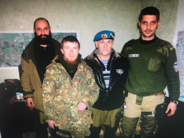 Російський полковник (в центрі) зі своїми вже ліквідованими друзями. Фото: соцмережі.