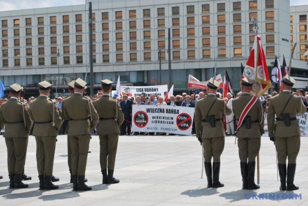 Акція до річниці Волинської трагедії у Варшаві. Фото: Укрінформ.
