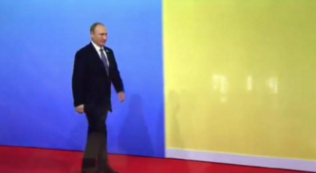Путін у синьо-жовтому коридорі на саміті в Гамбурзі. Фото:Facebook