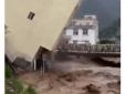 У Китаї зняли, як річка змиває п'ятиповерхівку (відео)