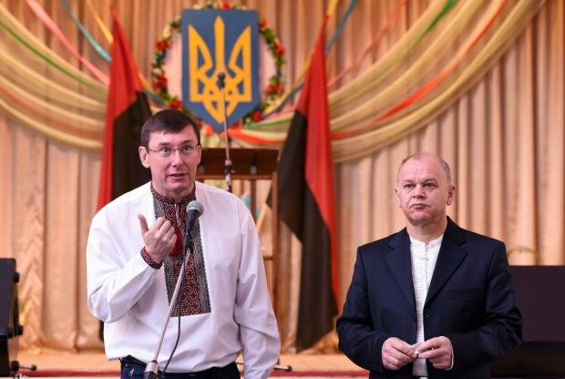 Юрій Луценко та Михайло Довбенко на зустрічі з виборцями.