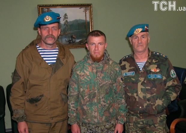 Валерій Гратов (на фото справа) поряд з ватажком бойовиків "Моторолою" (у центрі). Фото: ТСН.