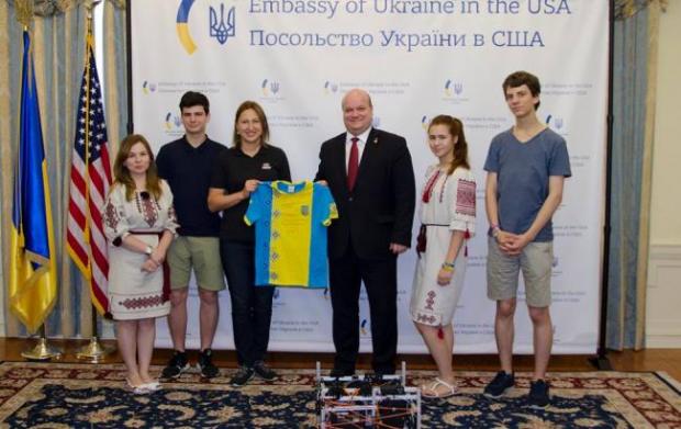 Учасники міжнародної олімпіади з України разом з послом України у США Валерієм Чалим. Фото:Facebook
