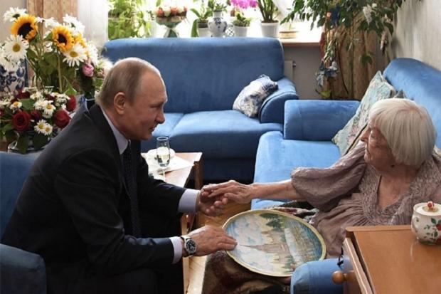 Путін і Людмила Алєєксєєва. Фото:https://www.kp.ru