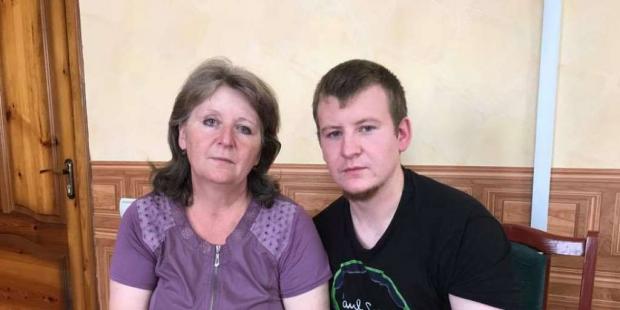 Віктор Агеєв зустрівся з матір'ю. Фото:https://hromadskeradio.org