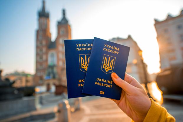 Українцям візи для подорожей дійсно більше не потрібні. Ілюстрація: Європейська правда.