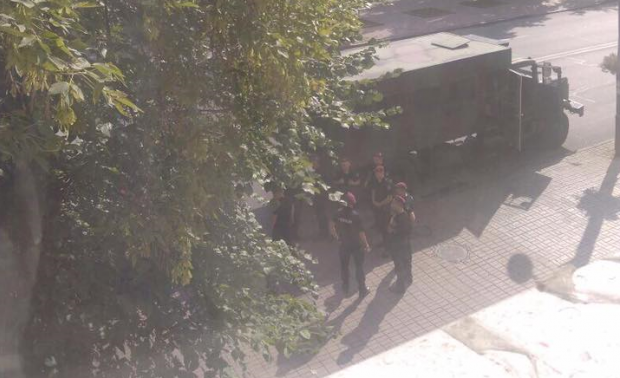 Правоохоронці під штаб-квартирою ОУН. Фото: Фейсбук.