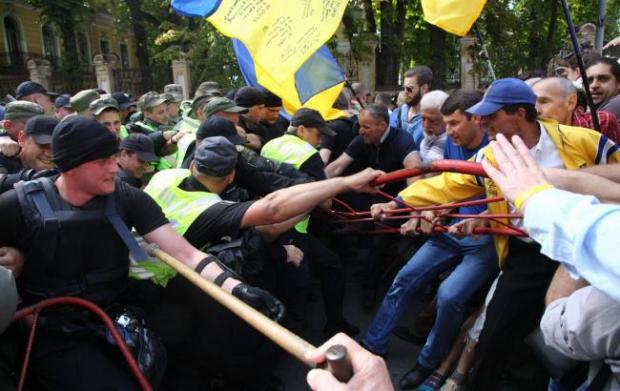 Бійка під АПУ. Фото: РБК-Україна.