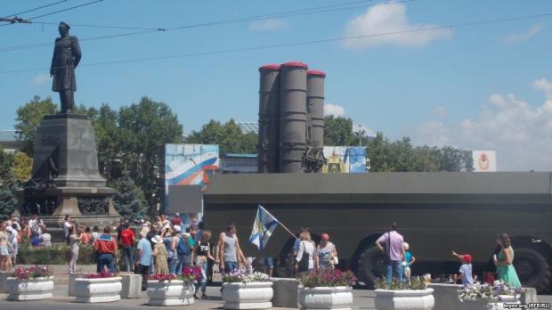 Військова техніка в центрі Севастополя. Фото: Крим.Реалії.