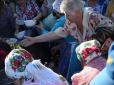 Скрепні бабусі: У Росії мало не побилися в черзі за безкоштовною 