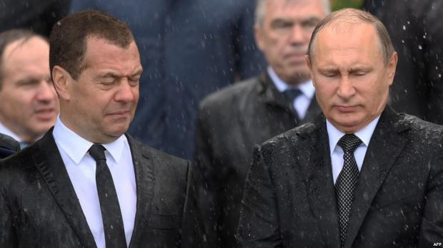Медведєв та Путін. Фото: AFP.