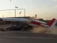 Такого ви ще не бачили: У Чечні в машину на трасі врізався літак (відео)