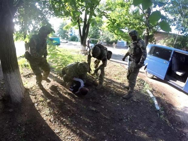 СБУшники затримали терориста "ЛНР". Фото: прес-служба СБУ.