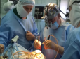 За новою методикою: Українські хірурги провели надскладну операцію на мозку, яку не наважуються робити у світі (відео)