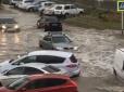 Через потужні зливи у Кубані час пересідати з машин на човни (фото, відео)