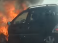 Посеред Південного моста у Києві загорілося авто (відео)