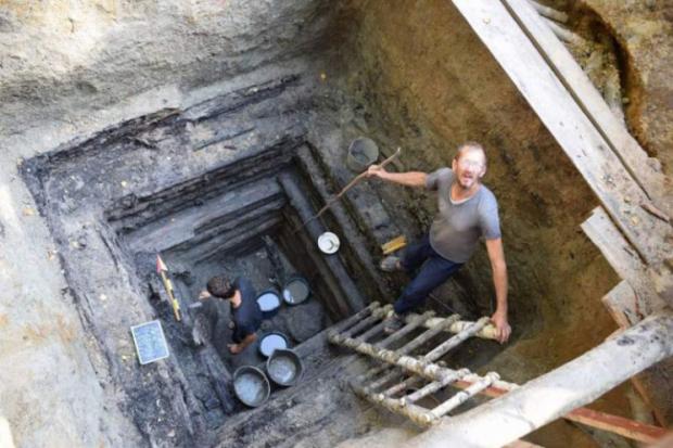 Археологи на розкопках у Олевську. Фото: DKS новини.