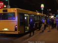 Ледь не постраждали пасажири: У Києві п’яний чоловік влаштував бійку зі стріляниною в автобусі (відео)