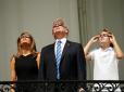 Президентська сім'я Трамп у спеціальних окулярах спостерігала за сонячним затемненням (фото, відео)