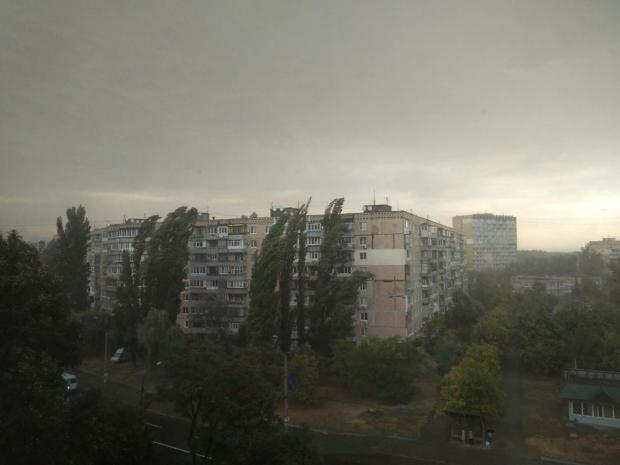 Дощ із градом у Дніпрі. Фото: Vgorode.ua.