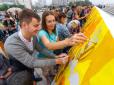 До свята: Найбільший в Україні прапор розписали петриківським орнаментом (фото)
